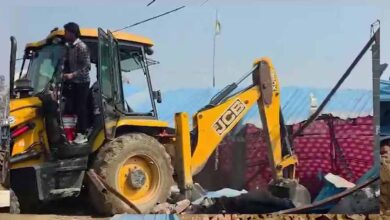 बरेली में मस्जिद पर चला बुलडोजर, कोर्ट के आदेश पर ढहाए गए अवैध निर्माण, पुलिस फोर्स की तैनाती बरेली में मस्जिद पर चला बुलडोजर, कोर्ट के आदेश पर ढहाए गए अवैध निर्माण, पुलिस फोर्स की तैनाती