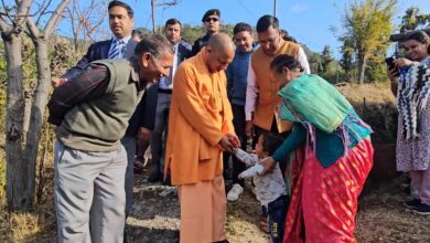 बच्चों के बीच उमड़ा ‘बाबा’ का बालप्रेम,  मुख्यमंत्री योगी आदित्यनाथ ने उत्तराखंड के अपने पैतृक गांव पंचूर में किया रात्रि विश्राम