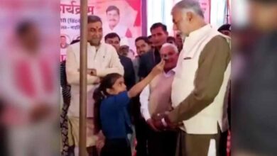 कैबिनेट मंत्री ने बेबाक रिपोर्टर के पैर छूकर किया सम्मान, फेसबुक पर शेयर किया VIDEO