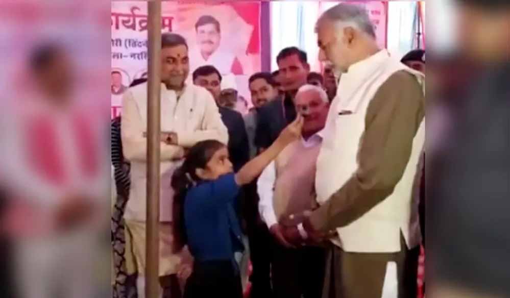 कैबिनेट मंत्री ने बेबाक रिपोर्टर के पैर छूकर किया सम्मान, फेसबुक पर शेयर किया VIDEO