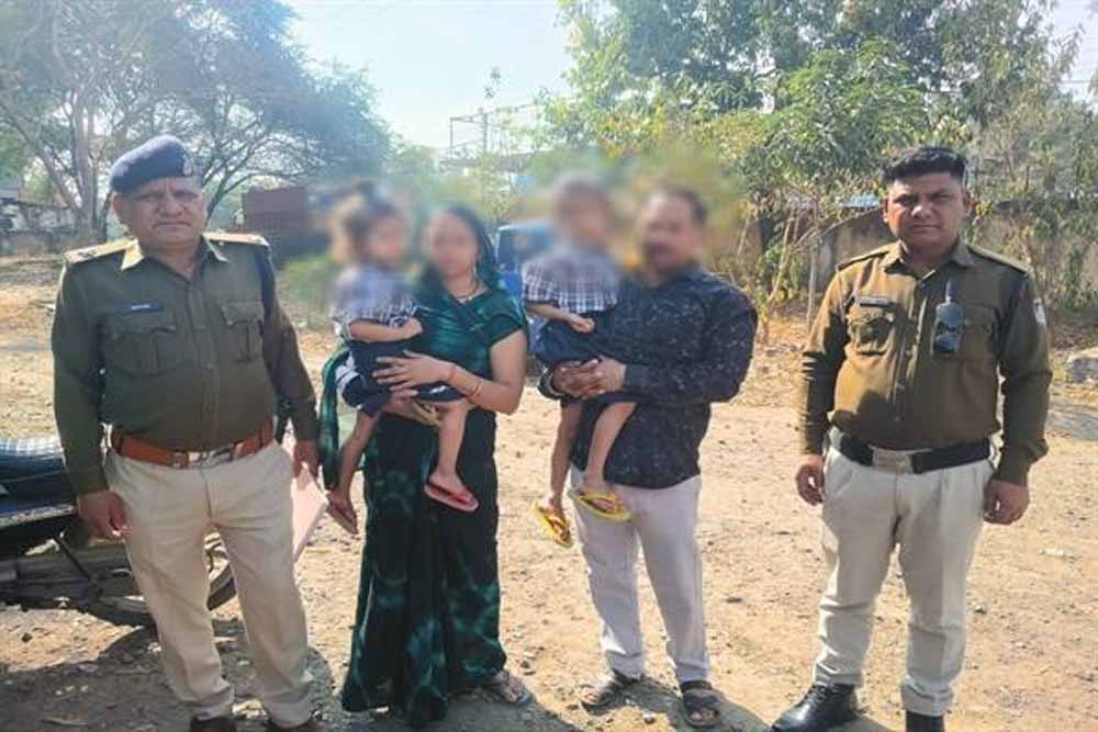 स्कूल के लिए तैयार होकर घर से निकलकर रास्ता भटकी दो बालिकाओं को डायल-112 जवानों ने परिजनों से मिलाया स्कूल के लिए तैयार होकर घर से निकलकर रास्ता भटकी दो बालिकाओं को डायल-112 जवानों ने परिजनों से मिलाया