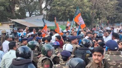 MP में सियासी घमासान: पुतला दहन के बाद भाजपा-कांग्रेस कार्यकर्ता आमने-सामने, थाने का घेराव