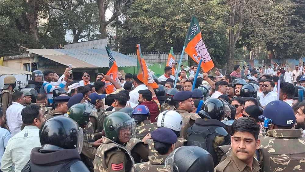 MP में सियासी घमासान: पुतला दहन के बाद भाजपा-कांग्रेस कार्यकर्ता आमने-सामने, थाने का घेराव