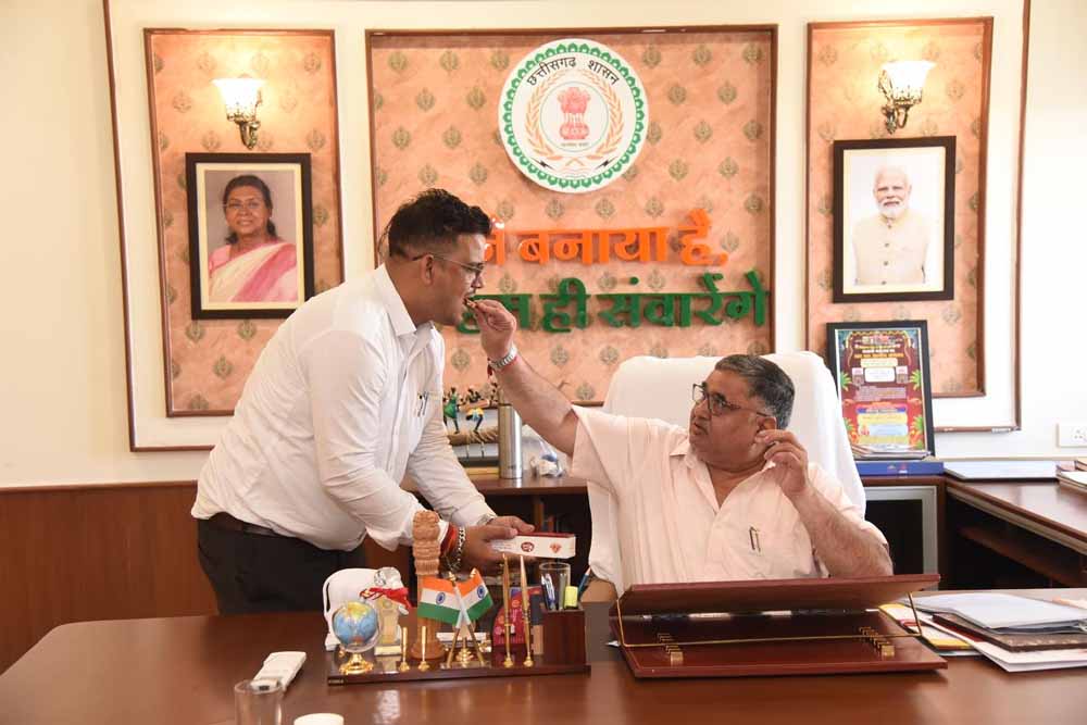 पर्यटन एवं संस्कृति मंत्री राजेश अग्रवाल के निज सहायक कौस्तुभ पांडेय को डॉ. सी.वी. रमन विश्वविद्यालय से पीएचडी की उपाधि पर्यटन एवं संस्कृति मंत्री राजेश अग्रवाल के निज सहायक कौस्तुभ पांडेय को डॉ. सी.वी. रमन विश्वविद्यालय से पीएचडी की उपाधि