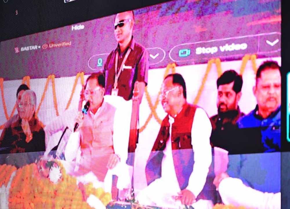 मुख्यमंत्री विष्णु देव साय ने महिला कृषक बसंती को दी बधाई मुख्यमंत्री विष्णु देव साय ने महिला कृषक बसंती को दी बधाई