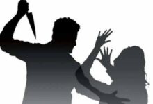 मामूली झगड़े ने लिया खौफनाक मोड़: पत्नी को चाकू से गोदा, मृत समझकर फरार हुआ पति