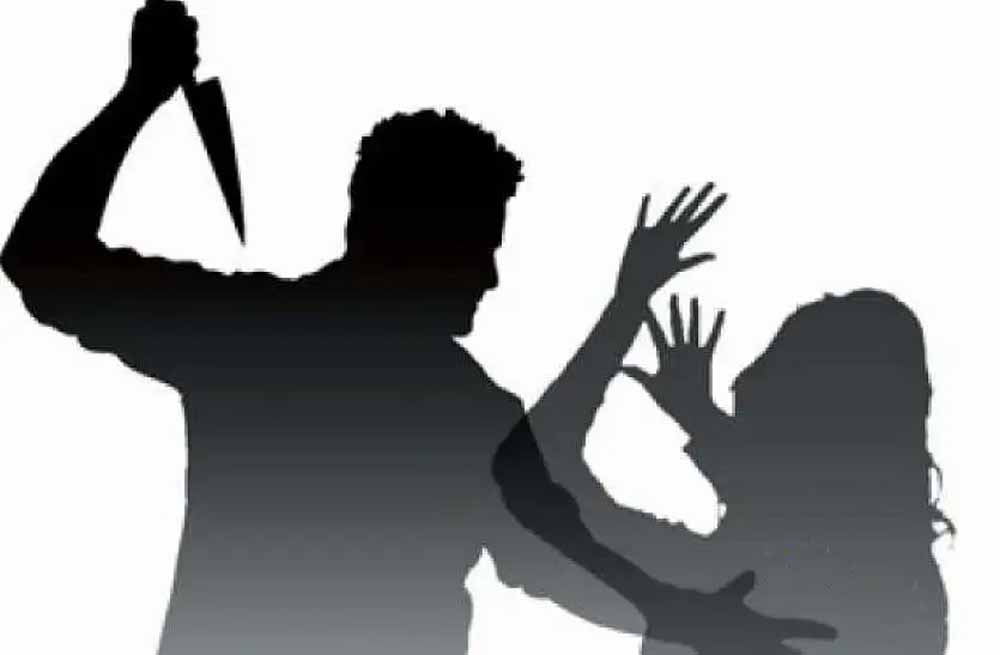 मामूली झगड़े ने लिया खौफनाक मोड़: पत्नी को चाकू से गोदा, मृत समझकर फरार हुआ पति
