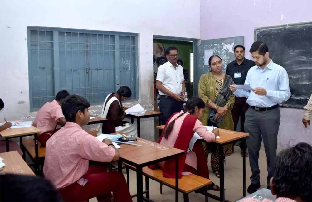 अंग्रेजी की परीक्षा में 269 परीक्षार्थी गैरहाजिर, कलेक्टर ने किया परीक्षा केन्द्रों का आकस्मिक निरीक्षण