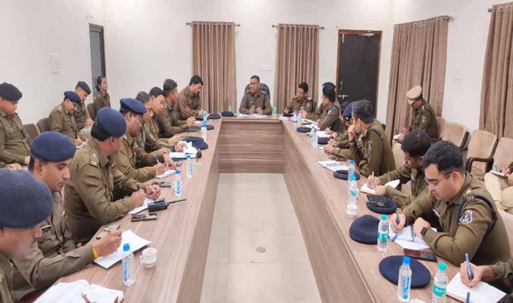 रायपुर आईजी ने ली पुलिस अधीक्षकों की बैठक, अपराध और सड़क दुर्घटनाएं रोकने के दिए सख्त निर्देश रायपुर आईजी ने ली पुलिस अधीक्षकों की बैठक, अपराध और सड़क दुर्घटनाएं रोकने के दिए सख्त निर्देश