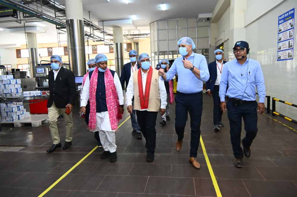 उपमुख्यमंत्री विजय शर्मा और वन मंत्री केदार कश्यप ने किया आधुनिक डेयरियों का निरीक्षण, पशुपालकों-बिहान दीदियों से संवाद उपमुख्यमंत्री विजय शर्मा और वन मंत्री केदार कश्यप ने किया आधुनिक डेयरियों का निरीक्षण, पशुपालकों-बिहान दीदियों से संवाद