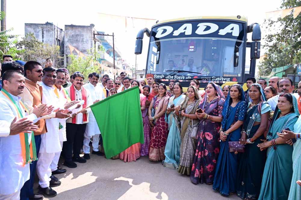 उन्नत पशुपालन एवं डेयरी प्रबंधन सीखने बनासकाठा गुजरात रावाना हुए कबीरधाम के पशुपालक और बिहान की दीदियां