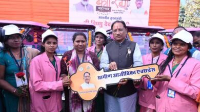 ई-रिक्शा से बच्चों को विद्यालय पहुंचाकर स्वावलंबन की मिसाल बनीं गीता दीदी