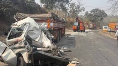 गुजरात के वलसाड में दर्दनाक सड़क हादसा: एक ही परिवार के 7 लोगों की मौत गुजरात के वलसाड में दर्दनाक सड़क हादसा: एक ही परिवार के 7 लोगों की मौत