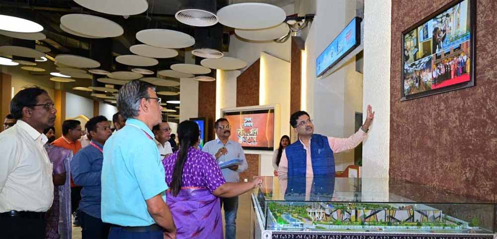 शहीद वीर नारायण सिंह जनजातीय संग्रहालय में स्वच्छता के लिए अधिकारियों-कर्मचारियों का संकल्प