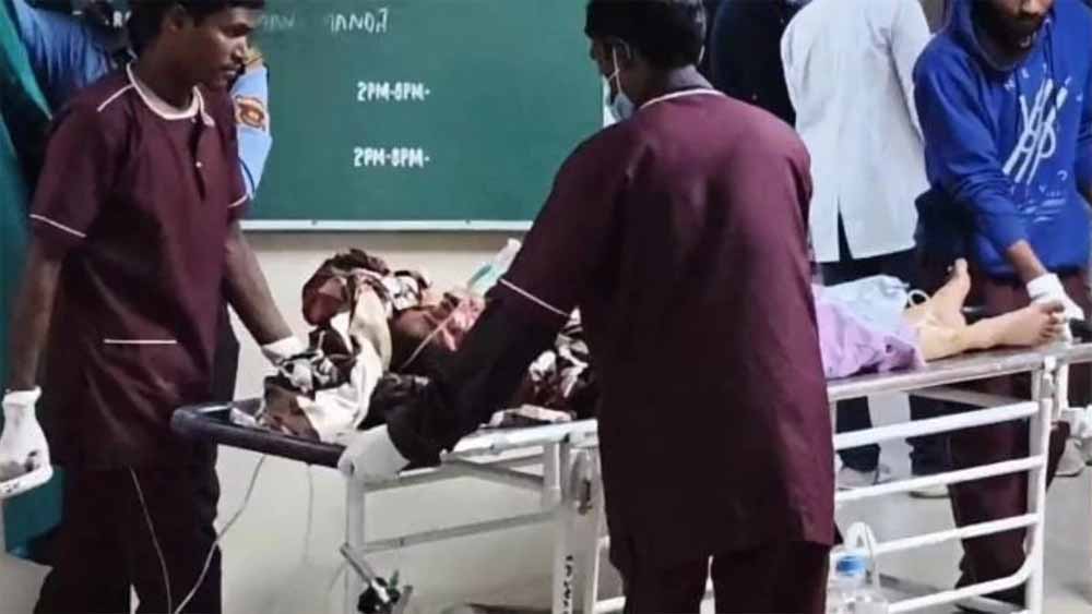 कोरबा में सनसनी: पति ने पत्नी पर चापड़ से ताबड़तोड़ वार, बचाने आई मां-बहन भी घायल