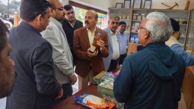 भारतीय कृषि अनुसंधान परिषद के महानिदेशक ने इंदिरा गांधी कृषि विश्वविद्यालय के उत्पाद विक्रय काउंटर का किया अवलोकन