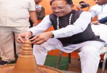 मुख्यमंत्री  साय ने कुम्हार के चाक पर गढ़ा दीया, पारंपरिक शिल्पकारों से किया आत्मीय संवाद: