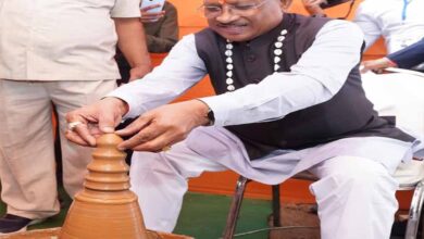 मुख्यमंत्री  साय ने कुम्हार के चाक पर गढ़ा दीया, पारंपरिक शिल्पकारों से किया आत्मीय संवाद: