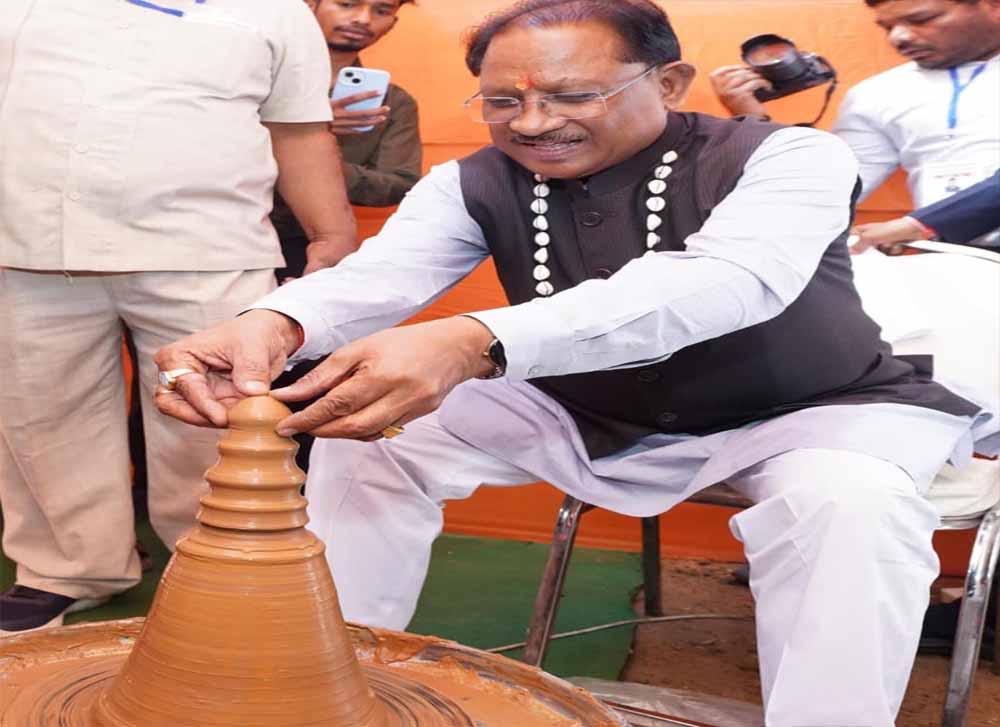 मुख्यमंत्री  साय ने कुम्हार के चाक पर गढ़ा दीया, पारंपरिक शिल्पकारों से किया आत्मीय संवाद: