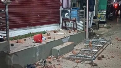 लाउड स्पीकर पर आरती पर दो पक्षों में जमकर पथराव, दुर्गा मंदिर की ग्रिल तोड़ी