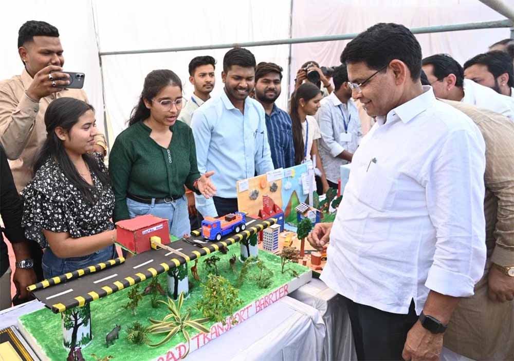 सकारात्मक सोच और युवा शक्ति पर जोर—राजस्व मंत्री टंक राम वर्मा हुए स्नेह सम्मेलन में शामिल सकारात्मक सोच और युवा शक्ति पर जोर—राजस्व मंत्री टंक राम वर्मा हुए स्नेह सम्मेलन में शामिल