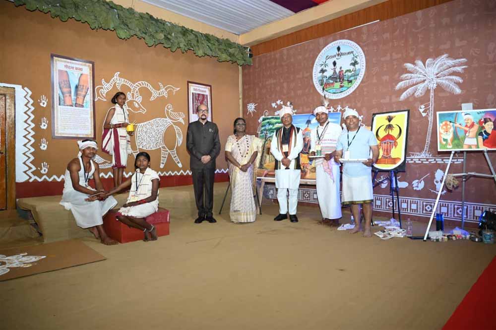 राष्ट्रपति द्रौपदी मुर्मु ने जनजातीय परंपराओं व संस्कृति पर आधारित भव्य प्रदर्शनी का अवलोकन किया