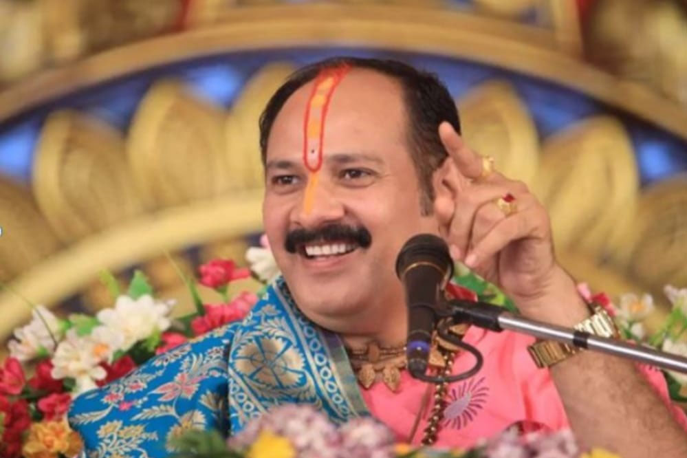 पंडित प्रदीप मिश्रा की कथा सुनते समय महिला को आया कार्डियक अरेस्ट, सांसें थम गईं