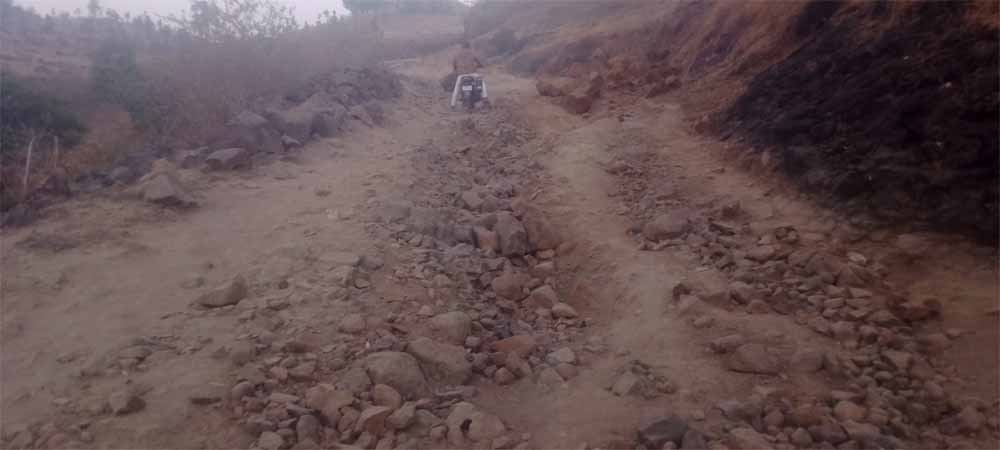 ग्रामीणों को हो रही आने जाने में असुविधा पहुंच मार्ग हुआ गड्ढे पत्थरों में तब्दील