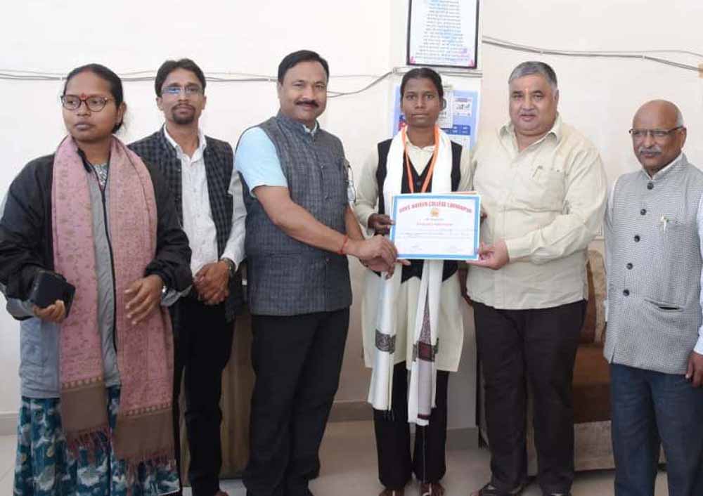 राज्य स्तर पर चमकी छात्रा सुधा सिंह: हैमर थ्रो में तीसरा स्थान, पर्यटन मंत्री राजेश अग्रवाल ने किया सम्मान राज्य स्तर पर चमकी छात्रा सुधा सिंह: हैमर थ्रो में तीसरा स्थान, पर्यटन मंत्री राजेश अग्रवाल ने किया सम्मान