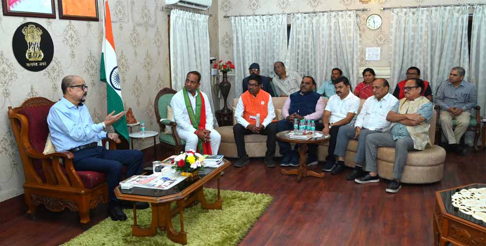 राज्यपाल डेका से छत्तीसगढ़ रेडक्रॉस की नवगठित प्रबंध समिति की सौजन्य भेंट