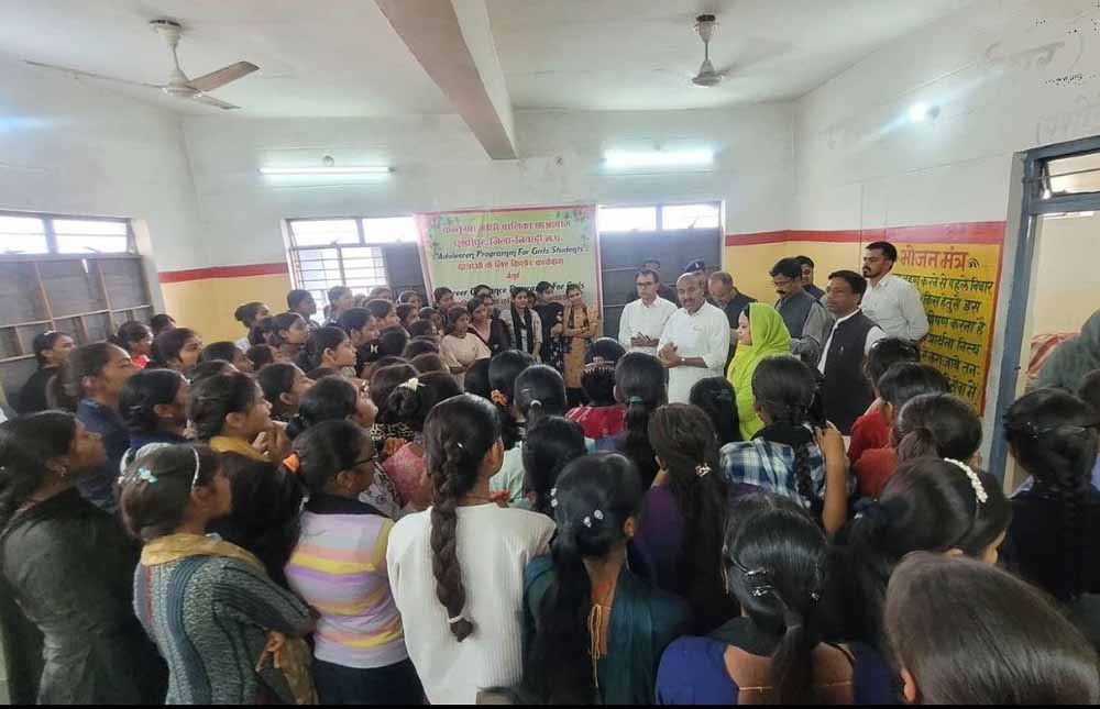 कच्ची रोटियां देख भड़के केंद्रीय मंत्री खटीक, बोले– अपनी बेटी समझकर खिलाओ खाना