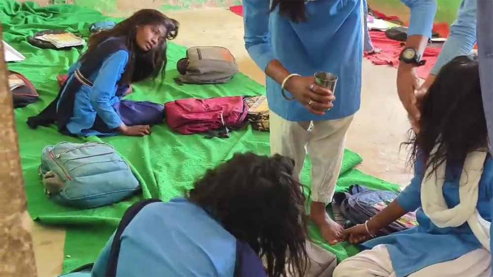 उमरिया के स्कूल में छात्राओं के झूमने से फैली दहशत, डॉक्टर बोले– नॉर्मल; ग्रामीणों ने कराई झाड़-फूंक
