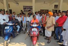 उपमुख्यमंत्री  विजय शर्मा की तत्परता से दो दिव्यांगों को मिली स्कूटी