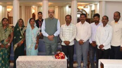 राज्यपाल के गोद लिए ग्राम बिजली के ग्रामीणों का लोकभवन दौरा, विकास कार्यों की ली जानकारी