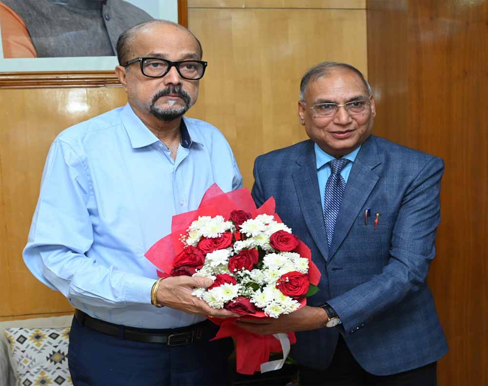 राज्यपाल  रमेन डेका से राज्य उपभोक्ता विवाद प्रतितोष आयोग के अध्यक्ष  चौरड़िया ने की सौजन्य भेंट