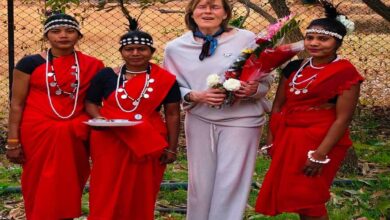 पर्यटन विशेषज्ञ  किर्सी ने ग्रामीण महिलाओं संग किया महुआ संग्रहण, बस्तर की जैव विविधता और लोकसंस्कृति से हुए अभिभूत