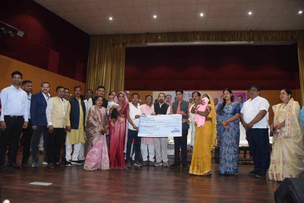 श्रम विभाग की कल्याणकारी योजनाओं का अधिक से अधिक लाभ लेने श्रमिक भाई -बहन बनें जागरूक- राजस्व मंत्री वर्मा श्रम विभाग की कल्याणकारी योजनाओं का अधिक से अधिक लाभ लेने श्रमिक भाई -बहन बनें जागरूक- राजस्व मंत्री वर्मा