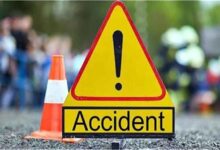 स्कूल बस को ओवरटेक करना पड़ा भारी, नहर में गिरी बाइक; मौके पर मचा हड़कंप