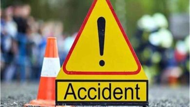 स्कूल बस को ओवरटेक करना पड़ा भारी, नहर में गिरी बाइक; मौके पर मचा हड़कंप