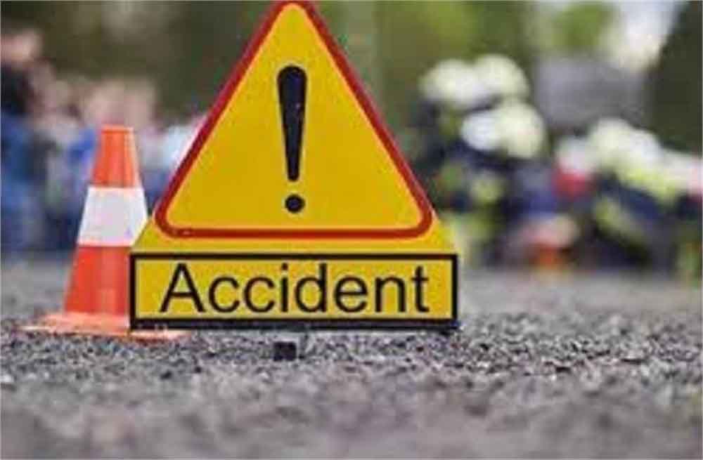 गुजरात में भीषण सड़क हादसा: तेज रफ्तार मिनीवैन डिवाइडर से टकराई, 5 की मौत, 6 घायल गुजरात में भीषण सड़क हादसा: तेज रफ्तार मिनीवैन डिवाइडर से टकराई, 5 की मौत, 6 घायल