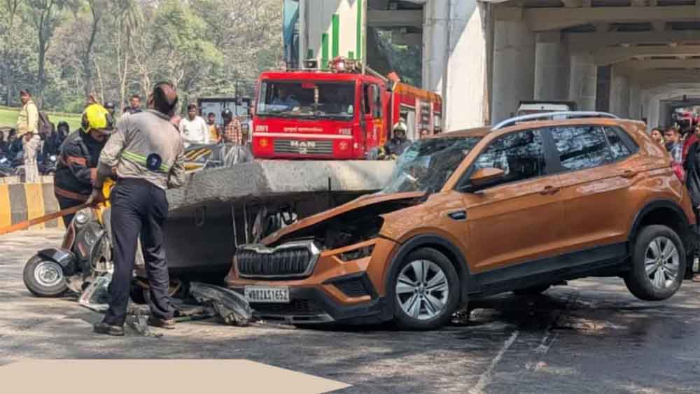 मुंबई में दर्दनाक हादसा: मेट्रो पिलर का हिस्सा गिरा, एक की मौत, तीन घायल मुंबई में दर्दनाक हादसा: मेट्रो पिलर का हिस्सा गिरा, एक की मौत, तीन घायल