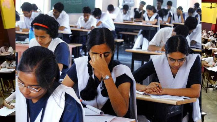 CBSE की बड़ी लापरवाही: गणित का पेपर कम पड़ने पर परीक्षा तीन शिफ्ट में कराई गई