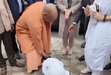 जापान में भारतीय संस्कृति की झलक, बच्चे ने पैर छूकर लिया CM योगी का आशीर्वाद