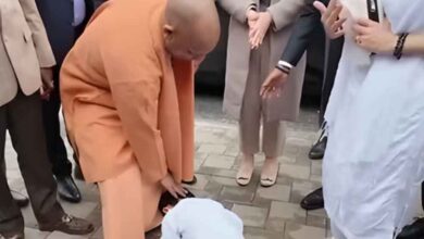 जापान में भारतीय संस्कृति की झलक, बच्चे ने पैर छूकर लिया CM योगी का आशीर्वाद