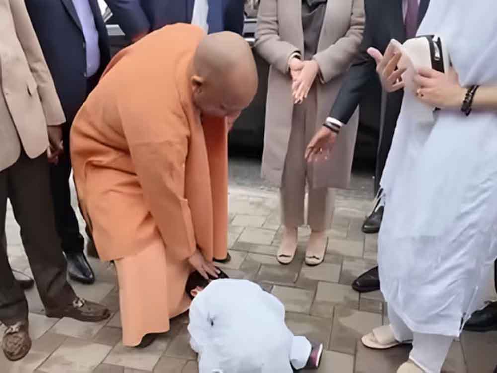 जापान में भारतीय संस्कृति की झलक, बच्चे ने पैर छूकर लिया CM योगी का आशीर्वाद जापान में भारतीय संस्कृति की झलक, बच्चे ने पैर छूकर लिया CM योगी का आशीर्वाद