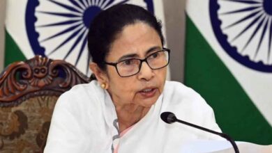 चुनावी चाल या राजनीतिक संदेश? BJP सांसद को ममता बनर्जी ने दिया बंगाल का सर्वोच्च सम्मान