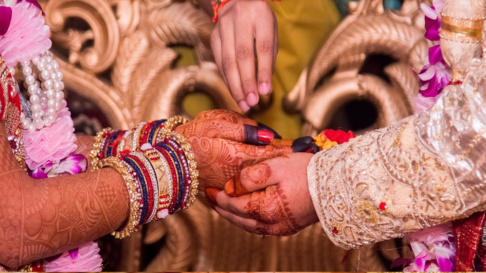 गुजरात सरकार का नया कदम: मां-बाप को मैसेज, फिर होगी शादी! आप किसके साथ हैं?