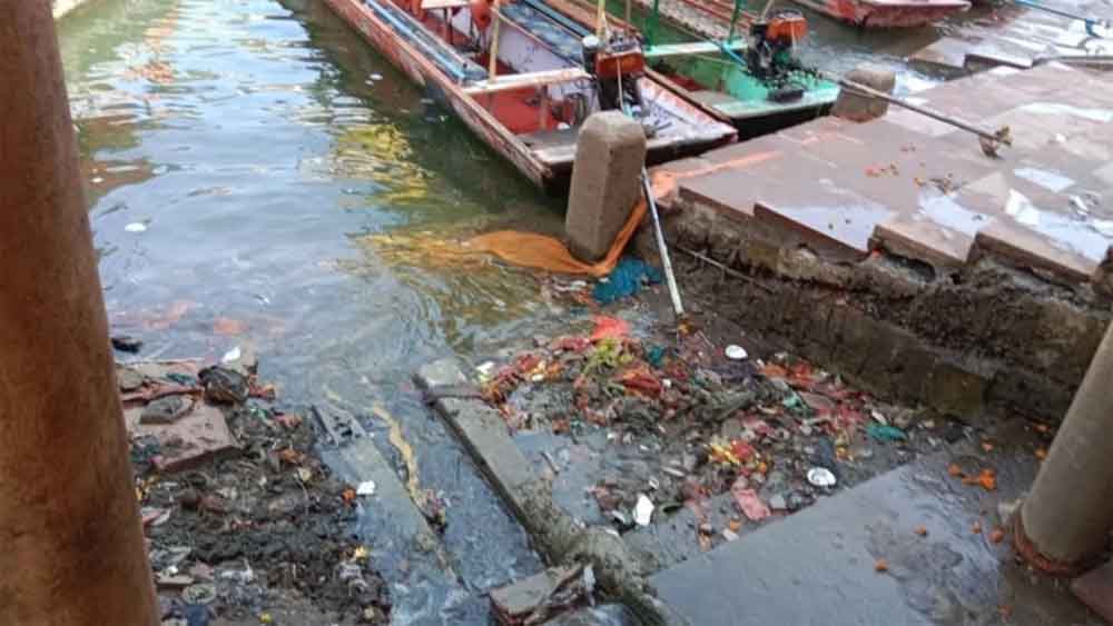 तीर्थनगरी ओंकारेश्वर में ही मैली हो रही मां नर्मदा, नालों का गंदा पानी बन रहा संकट तीर्थनगरी ओंकारेश्वर में ही मैली हो रही मां नर्मदा, नालों का गंदा पानी बन रहा संकट