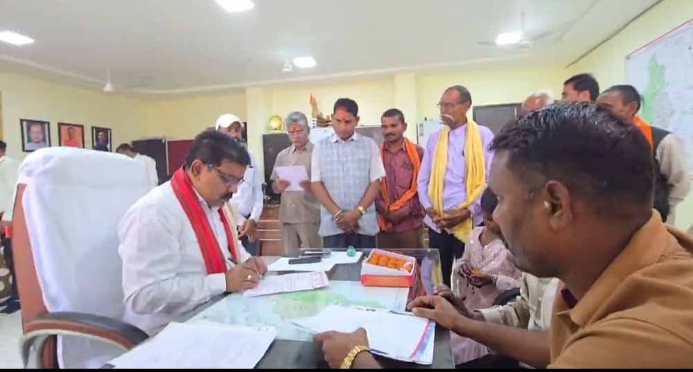 उपमुख्यमंत्री विजय शर्मा ने विधायक कार्यालय में आमजन से की मुलाकात उपमुख्यमंत्री विजय शर्मा ने विधायक कार्यालय में आमजन से की मुलाकात