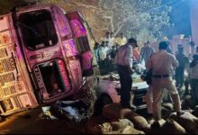 रायपुर में दर्दनाक हादसा: कार पर पलटा धान से भरा ट्रक, 1 की मौत, 4 की हालत गंभीर